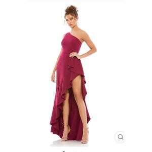Mac Duggal NWT size 6 berry one shoulder high low gown